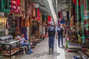 Israeli police in Jewish Quarter of Old Jerusalem-0651.jpg